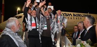 İsrail'in alıkoyduğu Küresel Sumud Filosu aktivistlerini taşıyan uçak İstanbul'a iniş yaptı