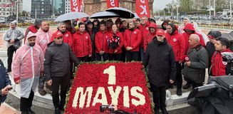 DİSK heyeti, Taksim Meydanı’na çelenk bıraktı