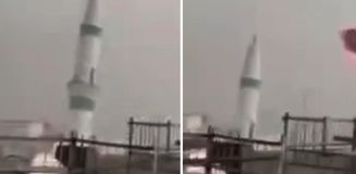 Fırtınada minarenin yıkılma anı kamerada Fırtınada minarenin yıkılma anı kamerada