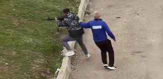Eşinin sosyal medya açmasına sinirlenip pompalı tüfekle dehşet saçtı Eşinin sosyal medya açmasına sinirlenip pompalı tüfekle dehşet saçtı