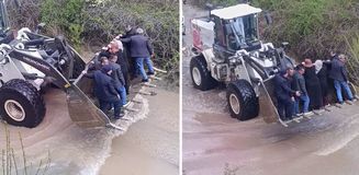 Sel yolları kapattı, cenaze yakınları kepçe ile taşındı Sel yolları kapattı, cenaze yakınları kepçe ile taşındı