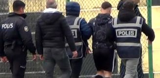 Sahaya girip hakeme yumruk atan futbolcu serbest kaldı, kulübüyle ilişiği kesildi Sahaya girip hakeme yumruk atan futbolcu serbest kaldı, kulübüyle ilişiği kesildi