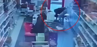 Jandarma personelinin, marketteki müşteriyi kalp masajıyla hayata bağladığı anlar kamerada Jandarma personelinin, marketteki müşteriyi kalp masajıyla hayata bağladığı anlar kamerada
