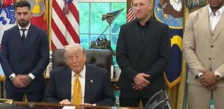 Trump, Beyaz Saray’da bu kez kafes dövüşçülerini ağırladı Trump, Beyaz Saray’da bu kez kafes dövüşçülerini ağırladı