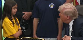 Trump küçük kızın boyuyla dalga geçti: Bu boyla smaç atabiliyor musun? Trump küçük kızın boyuyla dalga geçti: Bu boyla smaç atabiliyor musun?