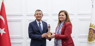 Özgür Özel, Burcu Köksal ile ilgili ilk kez konuştu: Kocanı boşa partine bunu yapma dedim Özgür Özel, Burcu Köksal ile ilgili ilk kez konuştu: Kocanı boşa partine bunu yapma dedim