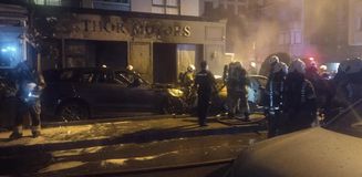 Kadıköy'de galeri önündeki araçlar alev alev yandı! Zarar çok büyük Kadıköy'de galeri önündeki araçlar alev alev yandı! Zarar çok büyük