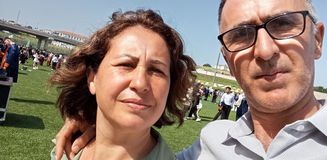 Devrilen traktörün altında kalan çifti ölüm ayırdı