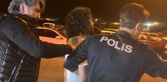 Annelerine müdahale etmek için gelen sağlık çalışanlarını rehin alıp bıçakla birbirlerine girdiler Annelerine müdahale etmek için gelen sağlık çalışanlarını rehin alıp bıçakla birbirlerine girdiler
