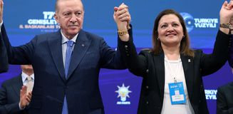 Burcu Köksal AK Parti'de! Rozetini Erdoğan taktı, ilk sözleri manidar