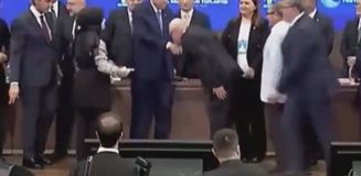 Rozeti taktı, Cumhurbaşkanı Erdoğan'ın elini öptü
