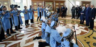 Cumhurbaşkanı Erdoğan Kazakistan'da 'Dombra' ile karşılandı Cumhurbaşkanı Erdoğan Kazakistan'da 'Dombra' ile karşılandı