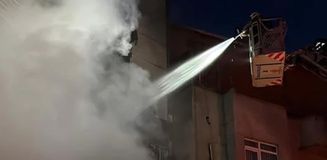 Şişli'de motosiklette çıkan yangın, iş yerini ve binanın dış cephesini sardı