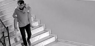 Müdür yardımcısı öğrencisini sırtında taşıdı Müdür yardımcısı öğrencisini sırtında taşıdı