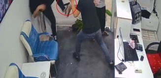 Döviz bürosuna girip peş peşe tetiğe bastı! Ölüm kalım mücadelesi kamerada