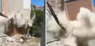 Esenyurt'ta yıkım sırasında binanın çöktüğü anlar kamerada Esenyurt'ta yıkım sırasında binanın çöktüğü anlar kamerada