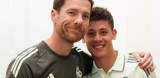 Xabi Alonso, İngiliz devinin başına geçti