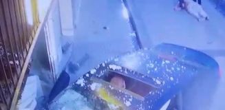 Şişli'de kontrolden çıkan lüks otomobil dükkana daldı: O anların görüntüsü ortaya çıktı Şişli'de kontrolden çıkan lüks otomobil dükkana daldı: O anların görüntüsü ortaya çıktı
