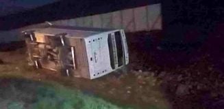 Taraftarları taşıyan midibüs devrildi, 27 taraftar yaralandı Taraftarları taşıyan midibüs devrildi, 27 taraftar yaralandı