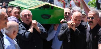 Mevlüt Çavuşoğlu, kardeşinin tabutuna omuz verdi Mevlüt Çavuşoğlu, kardeşinin tabutuna omuz verdi