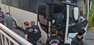 'İmamoğlu çıkar amaçlı suç örgütü' soruşturmasında gözaltına alınan 12 zanlı adliyeye sevk edildi 'İmamoğlu çıkar amaçlı suç örgütü' soruşturmasında gözaltına alınan 12 zanlı adliyeye sevk edildi