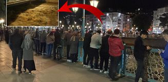 Yeşilırmak'ta su seviyesi yükseldi! Tehlikeye rağmen herkes köprüye akın etti