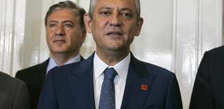 Özgür Özel kendine yeni ünvanı buldu: Cumhuriyet Halk Partisi lideri Özgür Özel kendine yeni ünvanı buldu: Cumhuriyet Halk Partisi lideri