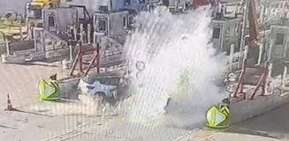 Otoyol gişelerine çarpan otomobildeki karı-kocayı ölüm ayırdı; kaza anı kamerada