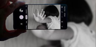 TikTok'ta 11 yaşındaki kızının müstehcen görüntülerini paylaşan anneye gözaltı TikTok'ta 11 yaşındaki kızının müstehcen görüntülerini paylaşan anneye gözaltı