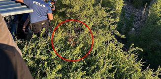 Nevşehir'de babasından kaçan zihinsel engelli şahıs deredeki ağaçta asılı kaldı Nevşehir'de babasından kaçan zihinsel engelli şahıs deredeki ağaçta asılı kaldı