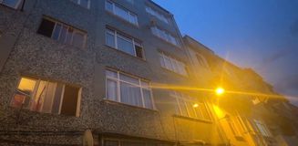 Fatih'te cam silerken 5'inci kattan apartman boşluğuna düşen kadın öldü Fatih'te cam silerken 5'inci kattan apartman boşluğuna düşen kadın öldü