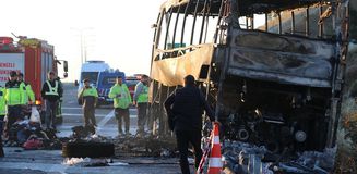 Denizli'de bariyerlere çarpan yolcu otobüsü alev aldı: 8 ölü
