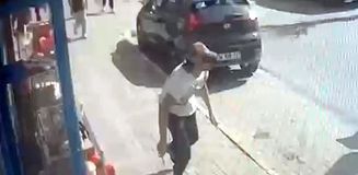 Avcılar'da çocuk kavgasına büyükler karıştı: 1 yaralı, 3 gözaltı Avcılar'da çocuk kavgasına büyükler karıştı: 1 yaralı, 3 gözaltı