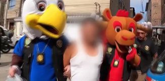 Dünya Kupası maskotu sandı, karşısında polisi buldu Dünya Kupası maskotu sandı, karşısında polisi buldu