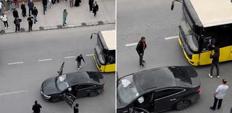 Önce başka otomobile sonra otobüse çarptı, aracının aldığı hasarı görünce sinirlerine hakim olamadı Önce başka otomobile sonra otobüse çarptı, aracının aldığı hasarı görünce sinirlerine hakim olamadı