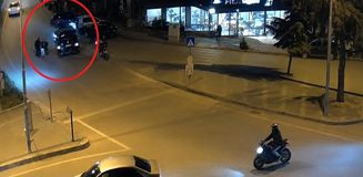 Kek yerken nefessiz kaldı, polis saniyelerle yarıştı! Heimlich manevrası yine hayat kurtardı Kek yerken nefessiz kaldı, polis saniyelerle yarıştı! Heimlich manevrası yine hayat kurtardı
