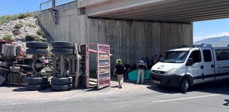 Damperi açılan kamyon köprüye çarptı: 1 ölü