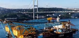 Dev vinç gemisi İstanbul Boğazı'ndan geçiyor Dev vinç gemisi İstanbul Boğazı'ndan geçiyor