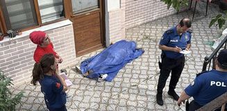 Karabük'te bir kişi evin bahçesinde ölü bulundu Karabük'te bir kişi evin bahçesinde ölü bulundu