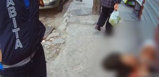 Zonguldak'ta mendilleri elinde alınan satıcıdan akıl almaz oyun: Kendini yerden yere vurdu Zonguldak'ta mendilleri elinde alınan satıcıdan akıl almaz oyun: Kendini yerden yere vurdu
