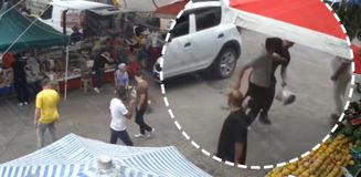 İzmir'de pazarda izinsiz tezgah açmaya kalkan şahıs zabıtaya saldırdı İzmir'de pazarda izinsiz tezgah açmaya kalkan şahıs zabıtaya saldırdı