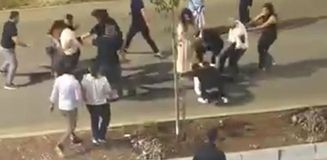 Düğün konvoyunda tekmeli, yumruklu kavga Düğün konvoyunda tekmeli, yumruklu kavga