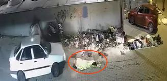 Uykusunda arabanın altında kaldı, hiç bir şey olmamış gibi ayağa kalktı Uykusunda arabanın altında kaldı, hiç bir şey olmamış gibi ayağa kalktı