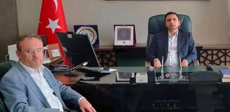 Müftülükte tartışma yaratan görüntü: Stajyer vali yardımcısı vekili makam koltuğuna oturdu, Diyanet camiasından tepki geldi Müftülükte tartışma yaratan görüntü: Stajyer vali yardımcısı vekili makam koltuğuna oturdu, Diyanet camiasından tepki geldi
