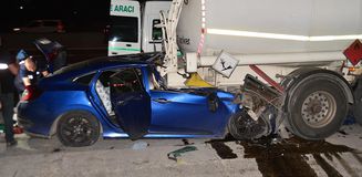 Adana'da tankerle çarpışan otomobildeki baba öldü, 2 çocuğu yaralandı Adana'da tankerle çarpışan otomobildeki baba öldü, 2 çocuğu yaralandı