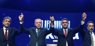 Levent Koç, AK Parti'ye geçti! Rozetini Cumhurbaşkanı Erdoğan taktı Levent Koç, AK Parti'ye geçti! Rozetini Cumhurbaşkanı Erdoğan taktı