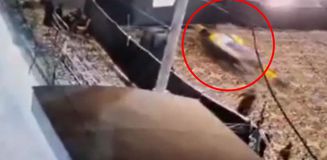 Pakistan'da camiye dalan araç cemaati ezdi: 2 ölü, 30 yaralı Pakistan'da camiye dalan araç cemaati ezdi: 2 ölü, 30 yaralı