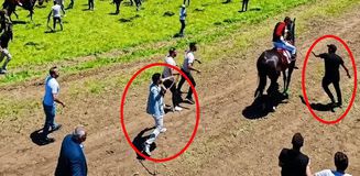 At yarışındaki görüntüler harekete geçirdi: Ata uygunsuz müdahaleye soruşturma At yarışındaki görüntüler harekete geçirdi: Ata uygunsuz müdahaleye soruşturma