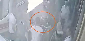 Krikodan düşen aracın altında kalan kaporta ustası yaralandı Krikodan düşen aracın altında kalan kaporta ustası yaralandı