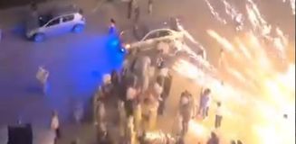 Nişanda havai fişek davetlilerin üzerine patladı! Herkes can havliyle kaçıştı Nişanda havai fişek davetlilerin üzerine patladı! Herkes can havliyle kaçıştı